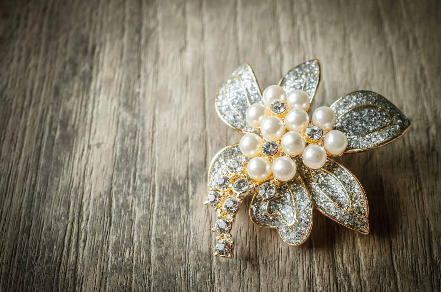 Brose elegante sau alte bijuterii si accesorii detaliile care transforma orice tinuta intr-una sofisticata